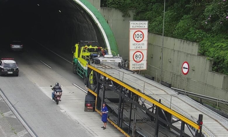 Carretas batem e geram lentidão na Imigrantes