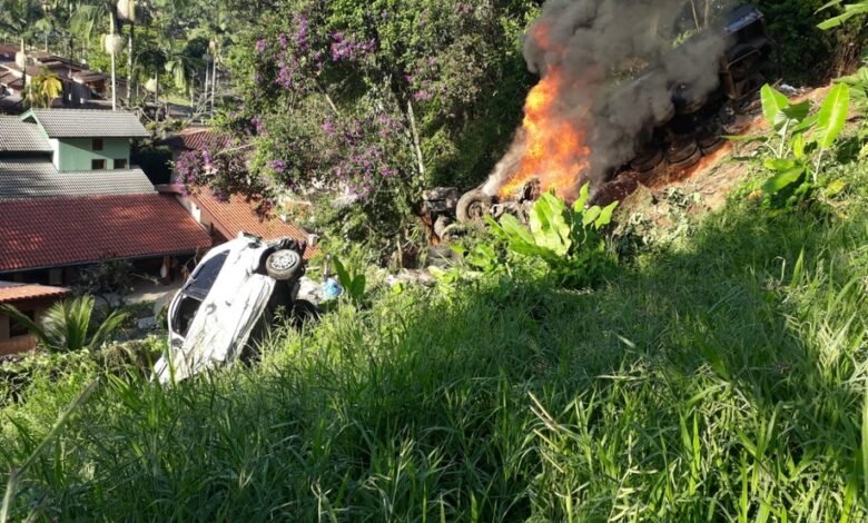 Quatro pessoas morrem após carro e caminhão caírem em barranco da Rio-Santos