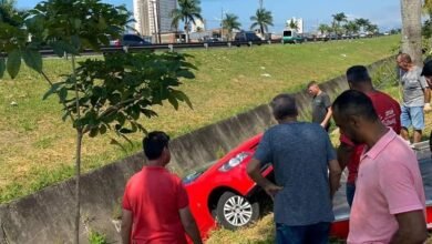 Carro atravessa avenida de Praia Grande e cai em canal