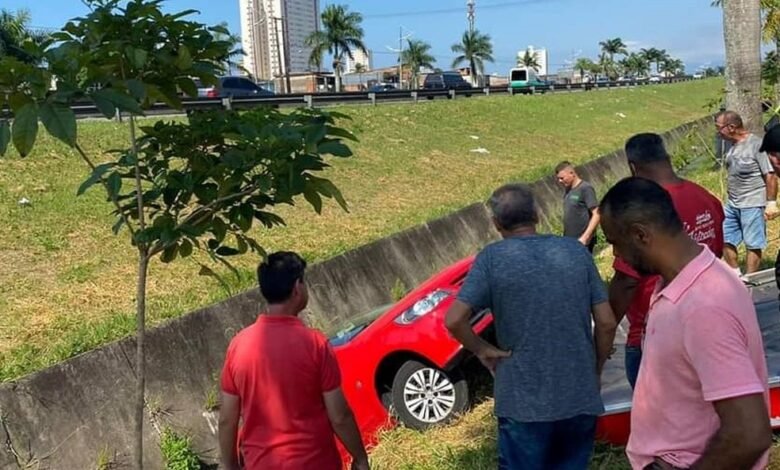 Carro atravessa avenida de Praia Grande e cai em canal