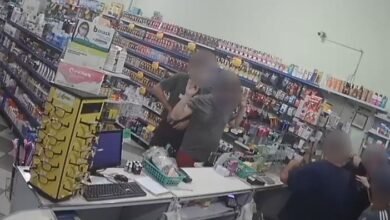 Farmácia é roubada e clientes são ameaçados e presos no banheiro em São Vicente