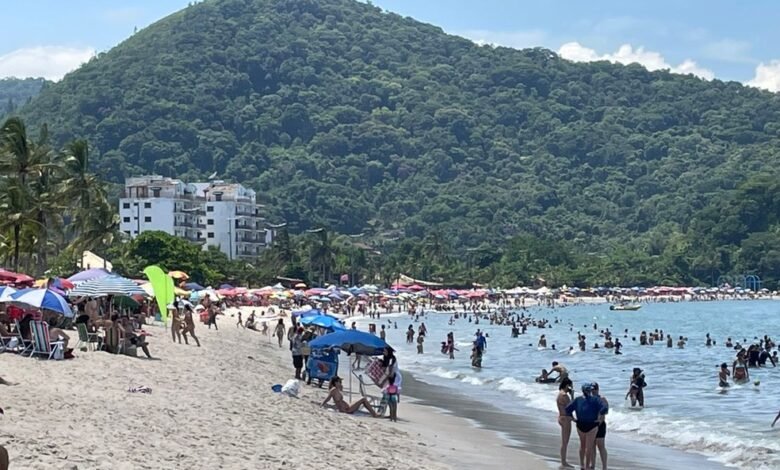 Praias do Litoral Norte ficam movimentadas no sábado de Carnaval