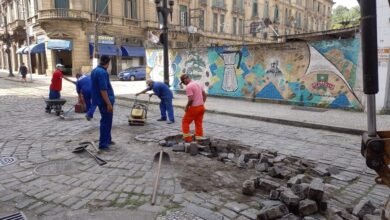 Ruas históricas de Santos passam por obras nos paralelepípedos