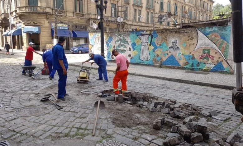 Ruas históricas de Santos passam por obras nos paralelepípedos