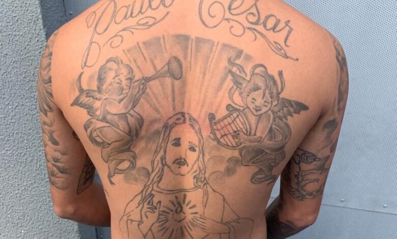 Acusado de matar PM no Litoral tatua nome da vítima nas costas