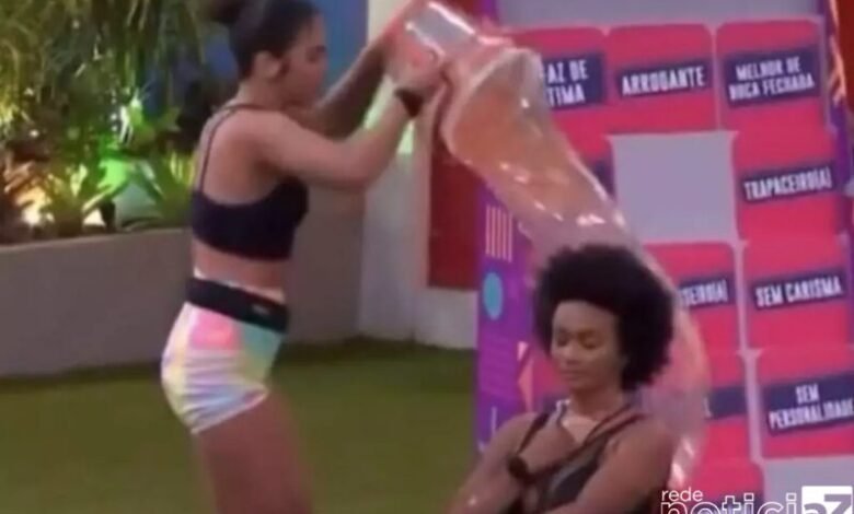 Maria joga água suja na Natália