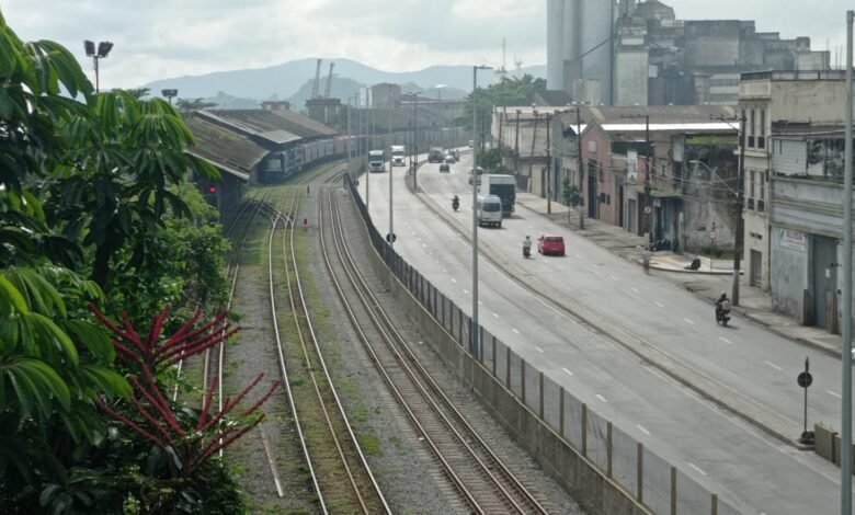 Homem tem perna amputada após ser atropelado por trem em Santos