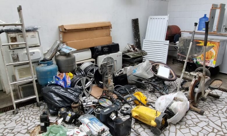 Polícia realiza grande apreensão de objetos em um bar de Santos