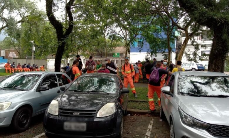 Trabalhadores de obra da Comgás realizam protesto em Cubatão