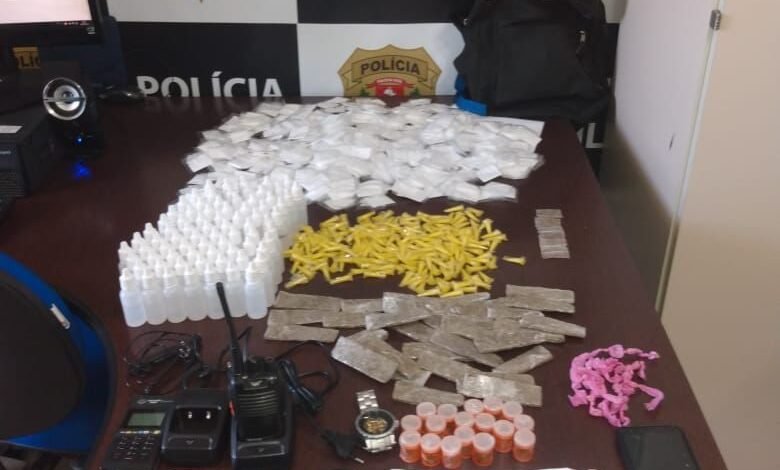 Jovem é preso com quase mil pinos de drogas