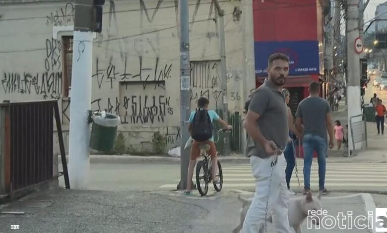 Homem ataque jornalistas da Globo com corrente de prender cachorro