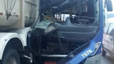 Passageiros de ônibus ficam feridos após batida contra carreta em Cubatão