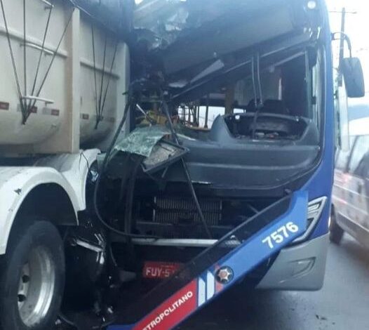 Passageiros de ônibus ficam feridos após batida contra carreta em Cubatão