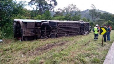 Caminhão e ônibus batem em rodovia de São Paulo e deixam três mortos