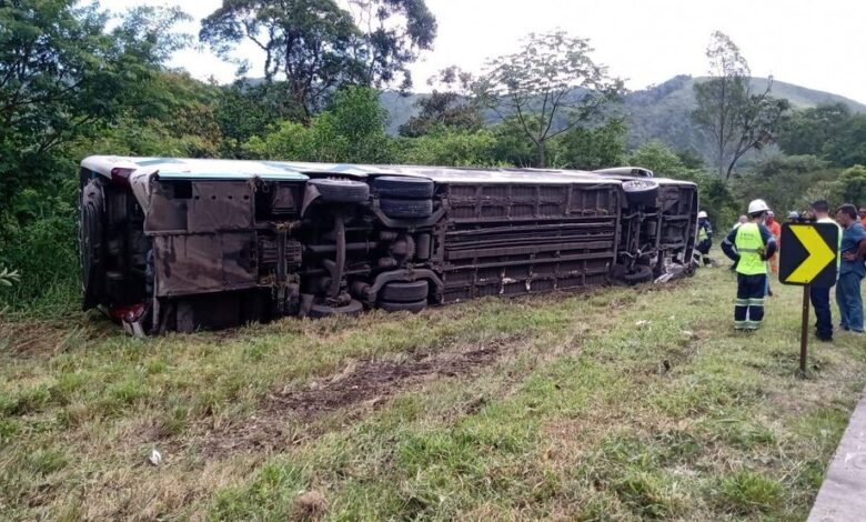 Caminhão e ônibus batem em rodovia de São Paulo e deixam três mortos