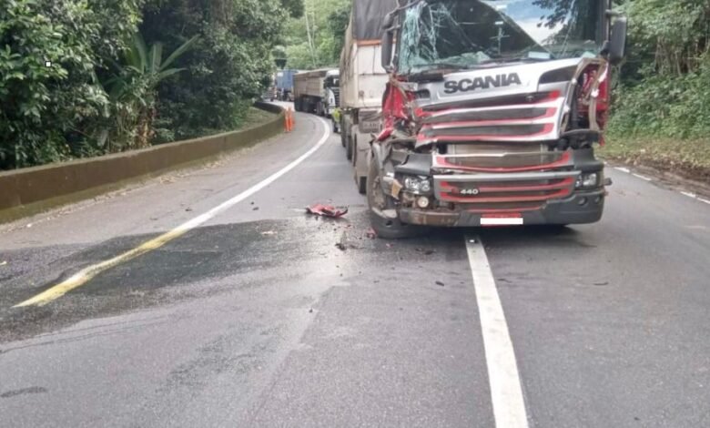 Carretas batem e provocam congestioinamento na Anchieta
