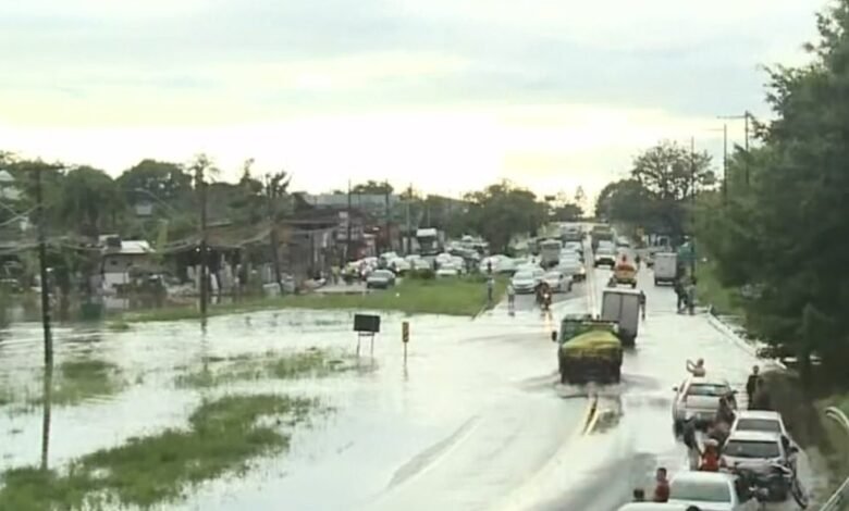 Chuva provoca alagamentos na Rio-Santos e gera prejuízos em Caraguatatuba