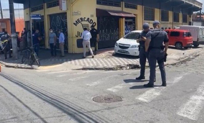 Mercado é assaltado em Mongaguá e segurança é baleado