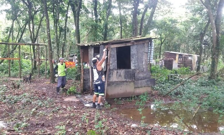 Barraco erguido em área ambiental de Praia Grande é demolido