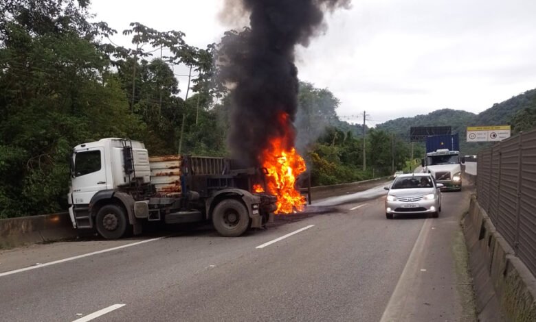 Carreta pega fogo após tombar em rodovia de Santos