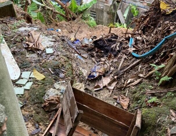 Famílias do bairro Itatinga em São Sebastião são removidas após deslizamento de terra