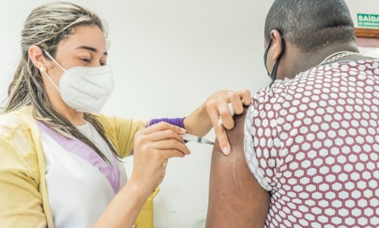 O 'Domingão da Vacinação' contra a Covid-19 e contra a gripe acontece na Baixada Santista