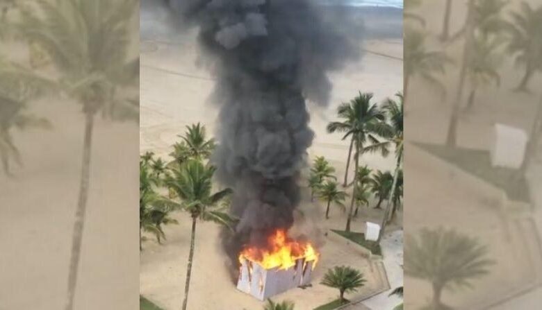 Banheiro químico é incendiado na praia