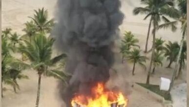 Banheiro químico é incendiado na praia