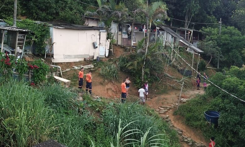Morro de Guarujá sofre com deslizamentos de terra e deixa famílias desalojadas