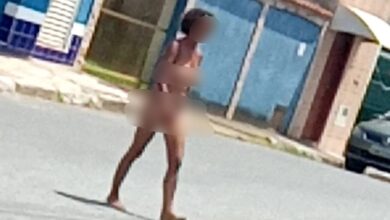 Mulher anda em rua sem roupa e choca moradores