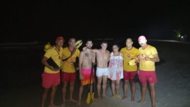 Turistas são resgatados após ficarem ilhados depopis que bote afunda no Guarujá