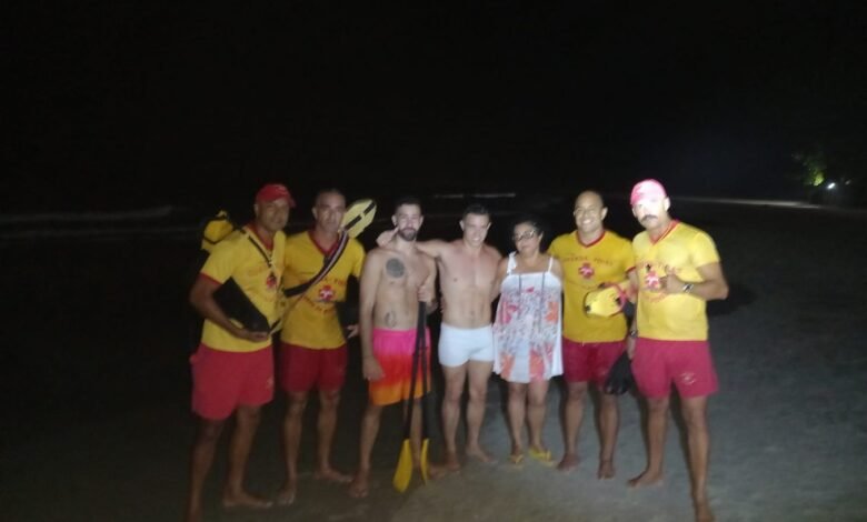 Turistas são resgatados após ficarem ilhados depopis que bote afunda no Guarujá