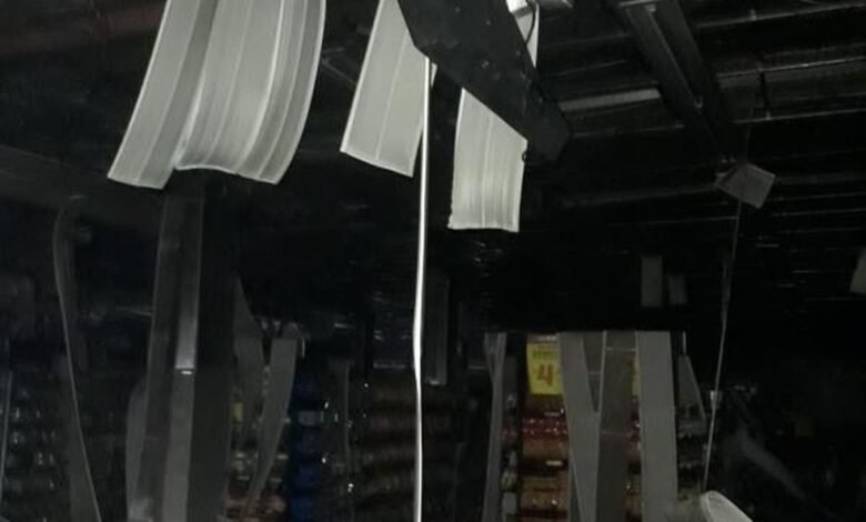 Supermercado sofre com incêndio em Praia Grande e parte de forro de teto cai