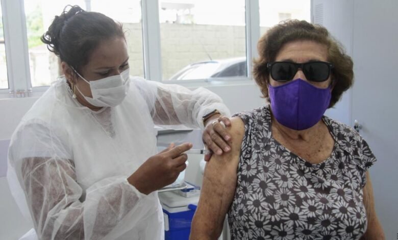 Covid-19: Santos começa a aplicar a quarta dose da vacina em idosos com 80 anos ou mais