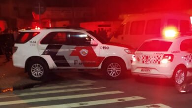 Bandidos de moto matam homem a tiros em Praia Grande
