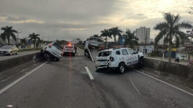 VÍDEO - Acidente em via de Praia Grande deixa policial ferido e viatura danificada