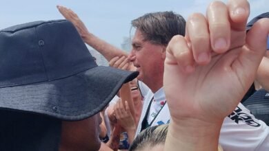 Bolsonaro passeia de moto aquática e gera aglomerações em terra e no mar