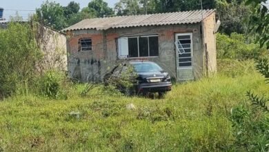 Carro furtado é encontrado abandonado em área de mata de Mongaguá