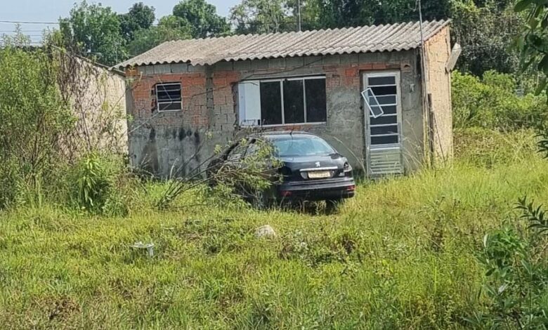 Carro furtado é encontrado abandonado em área de mata de Mongaguá