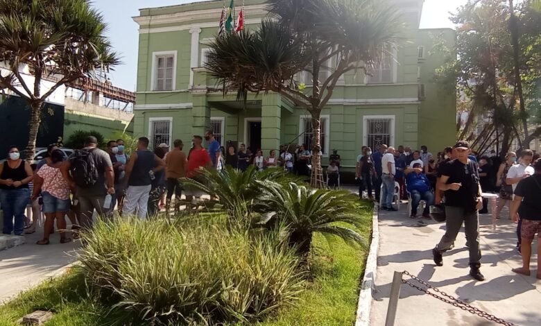 Servidores de São Vicente protestam na porta da prefeitura