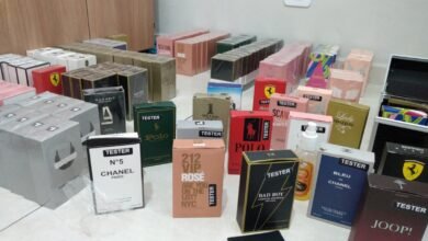 Dupla é flagrada vendendo perfumes falsificados em Registro