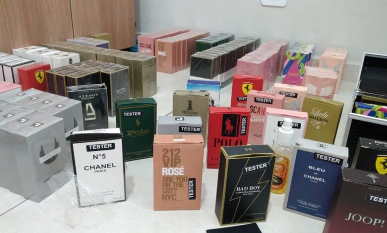 Dupla é flagrada vendendo perfumes falsificados em Registro