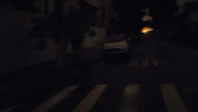 VÍDEO - Chuva acompanhada de ventos e raios deixa bairros de Santos às escuras