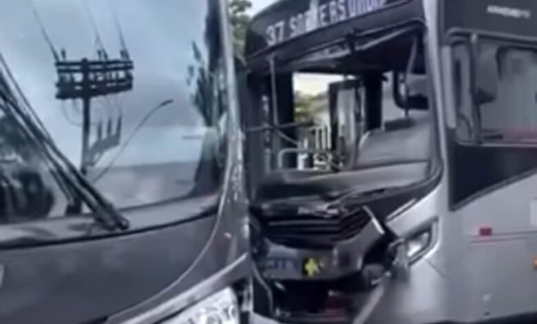 Ônibus batem e deixam passageiros feridos em Guarujá