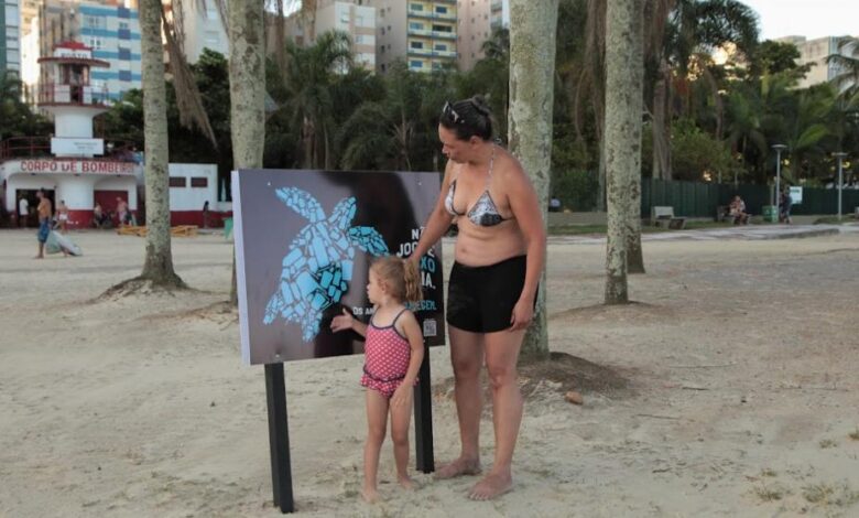 Placas em praia de Santos destacam a importância de conservar a faixa de areia