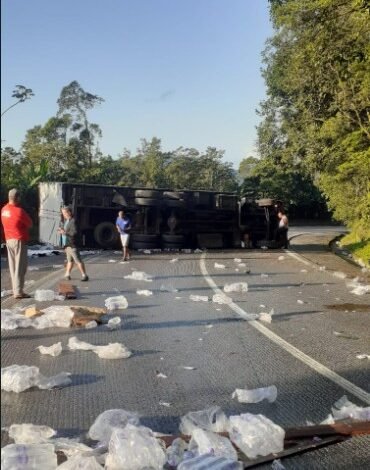 Carreta com garrafas de água tomba na Anchieta