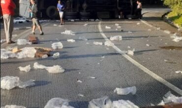 Carreta com garrafas de água tomba na Anchieta