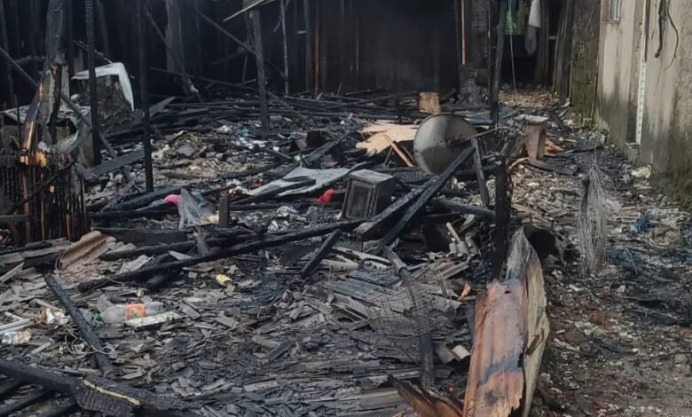 Moradias de uma comunidade de São Vicente sofrem com incêndio