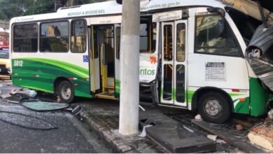 Ônibus bate na porta de comércio e deixa mulher ferida no Centro de Santos