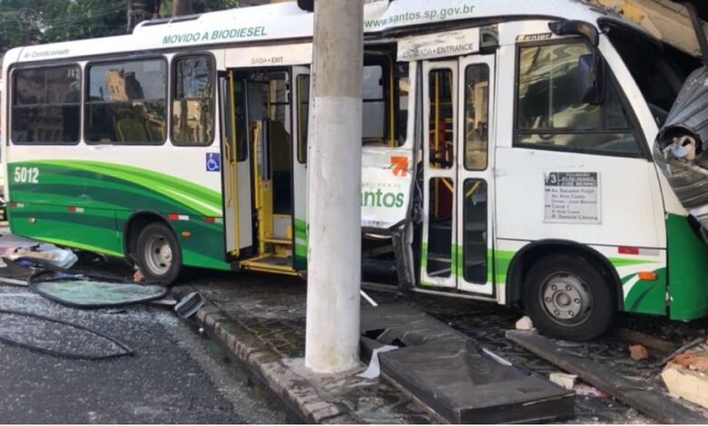 Ônibus bate na porta de comércio e deixa mulher ferida no Centro de Santos